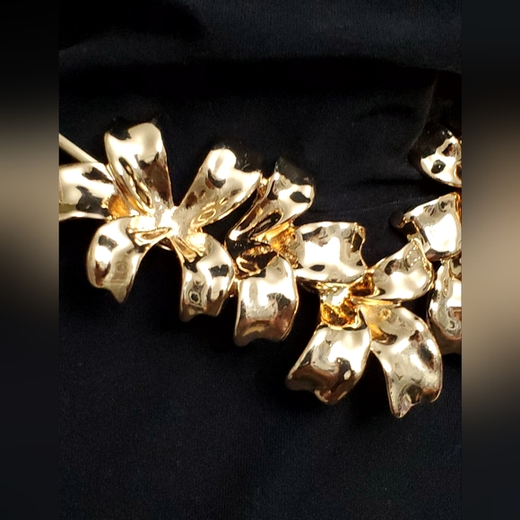 💖STUNNING💖Gold-Tone Flower Hinged Open Choker Necklace, NWT - Picture 11 of 11